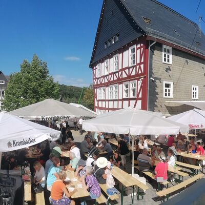 Bild vergr��ern: Die G�ste genossen es sichtlich, nach zwei Jahren Pause auf Einladung des Heimatvereins Alte Vogtei Burbach e.V. zu feiern.
