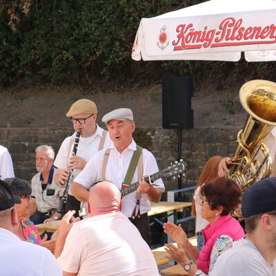 Bild vergr��ern: Die Musiker der Beselich Basin Street Band sind gern gesehene und geh�rte G�ste in Burbach.