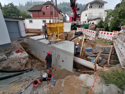 Bild vergr��ern: Der Durchlass Querstra�e ist eine von sieben Engstellen des �Burbach�. Aktuell werden die ersten baulichen Ma�nahmen umgesetzt, um in diesen Bereichen einen h�heren Hochwasserschutz zu erreichen.