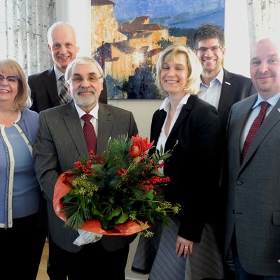 Bild vergr��ern: B�rgermeister Christoph Ewers (2.v. l.) und die Burbacher Standesbeamten Brigitte Heuschkel, Sylvia Bieler, Johannes Werthenbach und Jochen Becker verabschiedeten ihren langj�hrigen Kollegen Bernd-J�rgen M�ller (3.v.l.) in den Ruhestand.