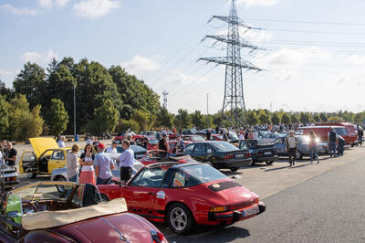 Bild vergr��ern: Volles Haus - 100 historische Fahrzeuge waren bei der 14. Siegerland Classic des AMC Burbach in Wilnsdorf am Start.