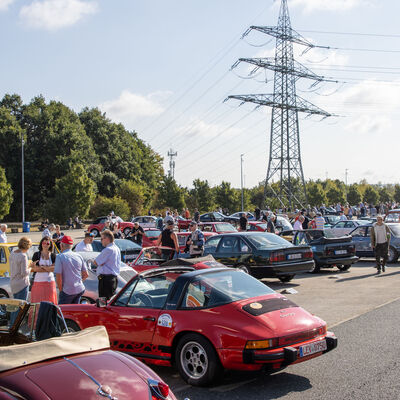 Bild vergr��ern: Volles Haus - 100 historische Fahrzeuge waren bei der 14. Siegerland Classic des AMC Burbach in Wilnsdorf am Start.