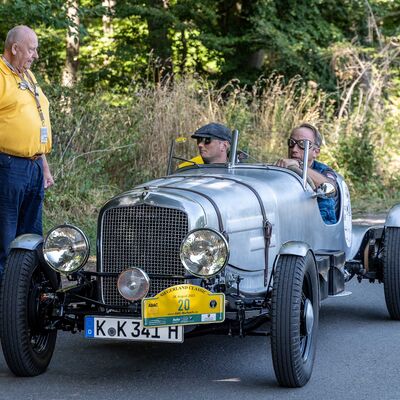 Bild vergr��ern: Letzte Anweisungen - Axel Kamelgan und Maik Pauli bereiteten sich in ihrem Plymouth PD Special - Baujahr 1933 auf die n�chste Etappe vor.