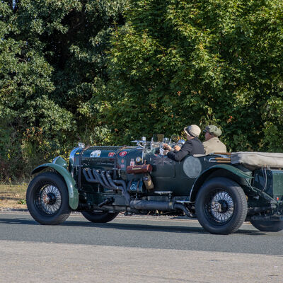 Bild vergr��ern: Stilecht im zeitgen�ssichen Outfit - Elke und Oliver Treutlein steuerten das �lteste Fahrzeug im Teilnehmerfeld, einen Bentley Le Mans aus dem Baujahr 1931, zur ersten Zeitpr�fung.