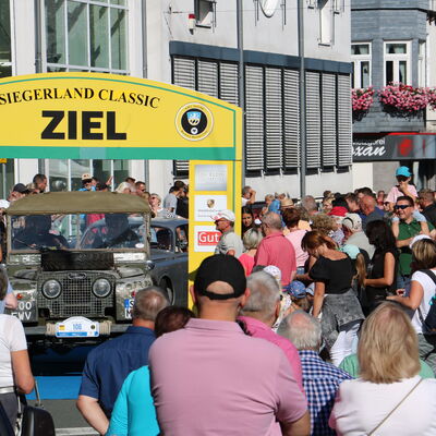 Bild vergr��ern: Grandiose Kulisse: In Burbach standen hunderte Vogteifest-Besucherinnen und -besucher f�r die Zieleinfahrt Spalier.