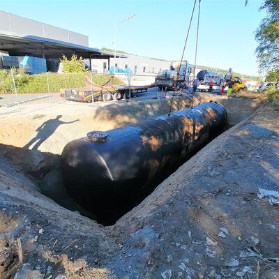 Bild vergr��ern: Hier wird der 11,5 Tonnen schwere Koloss sanft in sein 