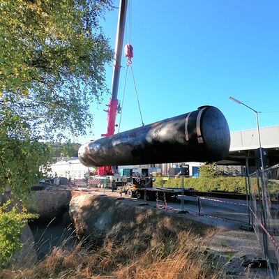 Bild vergr��ern: Wie ein schwebendes U-Boot. Mit einer L�nge von 17 Metern und einem Durchmesser von 2,90 Metern fasst dieser Beh�lter 120.000 Liter Wasser.