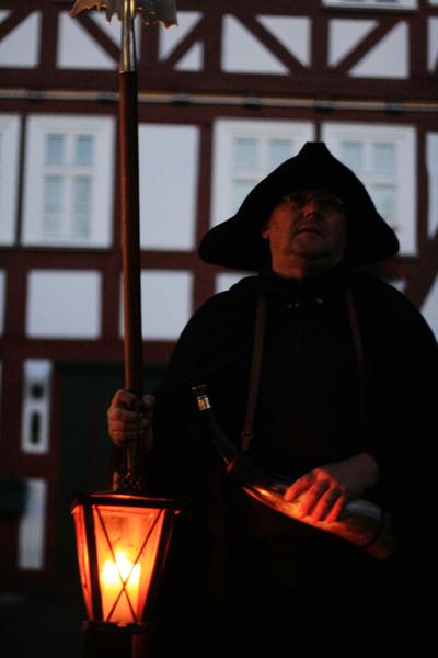 Bild vergr��ern: Demn�chst nimmt Nachtw�chter Bartholom�us wieder G�ste mit auf seinem Rundgang durch Burbach.