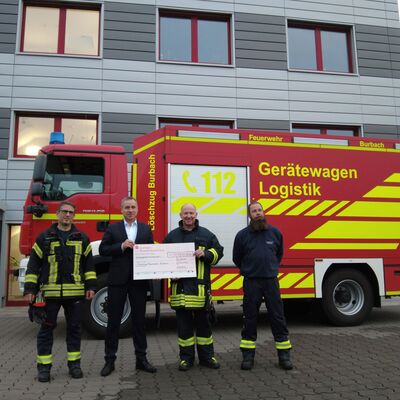 Bild vergr��ern: Daniel Eichert (2.v.l.), Gesch�ftsf�hrer der elterm GmbH �bergab den Check �ber 1510 Euro. Mit dem Geld wurde die Neugestaltung des Ger�tewagens Logistik finanziert.
