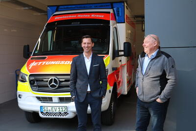 Bild vergr��ern: Landrat Andreas M�ller (l.) und Thomas Leyener, allgemeiner Vertreter des B�rgermeisters der Gemeinde Burbach, freuen sich mit und f�r die DRK-Mitarbeiterinnen und -Mitarbeiter �ber die verbesserten Arbeitsbedingungen.