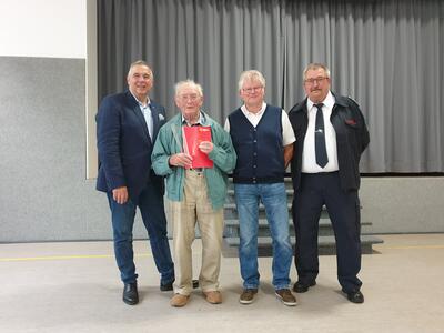 Bild vergr��ern: Seit 75 Jahren Mitglied der Feuerwehr: Herbert Rothe (2.v.l.) wurde vom stellvertretenden B�rgermeister Thomas Heusckel, dem Leiter der Alters- und Ehrenabteilung, Arno H�fer, und Burbachs stellvertretendem Feuerwehrleiter Horst Petri (v.l.) geehrt.