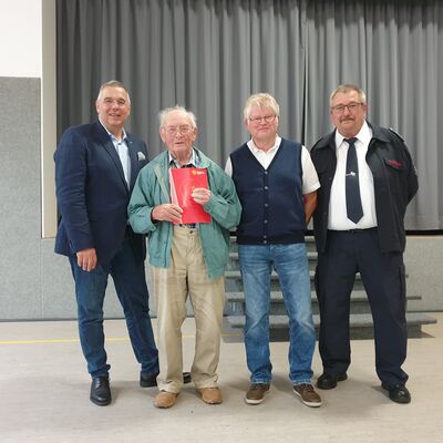 Bild vergr��ern: Seit 75 Jahren Mitglied der Feuerwehr: Herbert Rothe (2.v.l.) wurde vom stellvertretenden B�rgermeister Thomas Heusckel, dem Leiter der Alters- und Ehrenabteilung, Arno H�fer, und Burbachs stellvertretendem Feuerwehrleiter Horst Petri (v.l.) geehrt.