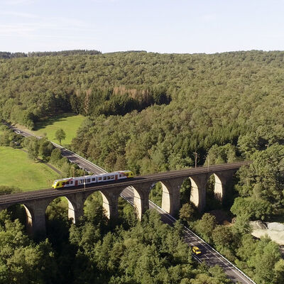 Bild vergr��ern: Aus der Vogelperspektive sieht das Eisenbahnviadukt bei Rudersdorf ebenfalls beeindruckend aus.