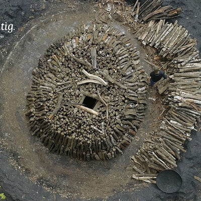 Bild vergr��ern: Die Kohlenmeiler-Tradition geh�ren zum Siegerland wie der Hauberg.