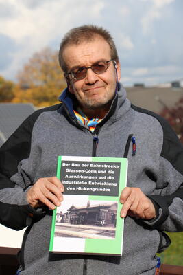 Bild vergr��ern: Frank Lipke dokumentiert in seinem Sachbuch die Geschichte der Eisenbahn im Hickengrund.