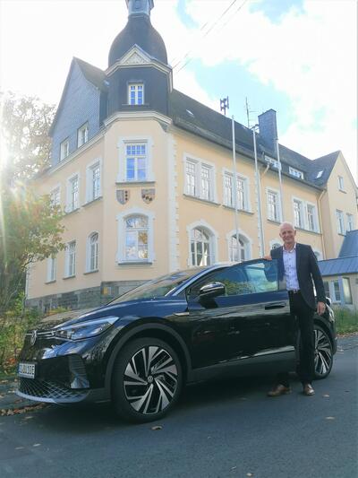 Bild vergr��ern: B�rgermeister Christoph Ewers mit dem 