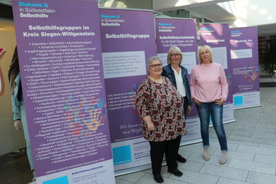 Bild vergr��ern: Birgit Meier-Braun (M.) von der Senioren-Service-Stelle im Burbacher Familienb�ro begr��t Silke Sartor (l.) und Christine Kottolinsky (r.) von der Diakonie in S�dwestfalen zum Start der Roll-up-Ausstellung.
