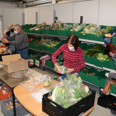 Bild vergr��ern: Vormittags: Volles Lager wie im Supermarkt. Die Tafel-Mitarbeiterinnen und -Mitarbeiter packen die T�ten f�r rund 350 Kunden.