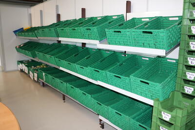 Bild vergr��ern: Nachmittags: Nur noch einige haltbare Lebensmittel sind �brig. Rund 1 Tonne geht w�chentlich �ber die Theke der Tafel im Wehrst�ck.
