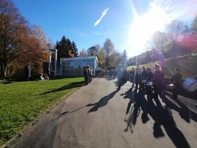 Bild vergr��ern: Die zentrale Gedenkstunde auf dem Burbacher Friedhof wurde von verschiedenen Akteuren mitgestaltet: Neben dem Posaunenchor, und dem Spielmannszug Burbach sorgten auch Sch�lerinnen und Sch�ler der Gemeinschaftlichen Sekundarschule sowie die Reservisten f�r einen w�rdigen Rahmen.