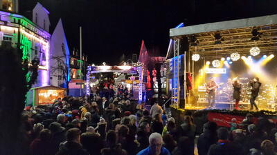 Bild vergr��ern: Endlich wieder Weihnachtsmarkt. Am 3. und 4. Dezember findet des festliche Budenzauber im historischen Ortskern Burbach statt.