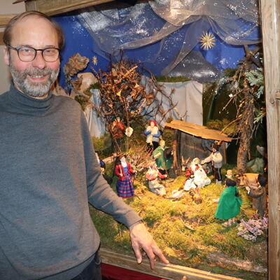 Bild vergr��ern: In einer gro�en, selbstgezimmerten Vitrine zeigt Andreas Balzer die alpenl�ndische Darstellung einer Krippe.