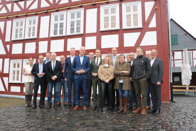 Bild vergr��ern: Der Vorstand des Gemeindewaldbesitzerverbandes NRW tagte heute in Burbach. Gastgeber war der Vorsitzende des Verbandes, Burbachs B�rgermeister Christoph Ewers (Foto: 7.v.l.), der u.a. Staatssekret�r Dr. Martin Berges (9.v.l.) aus dem Ministerium f�r Landwirtschaf und Verbraucherschutz NRW begr��te.