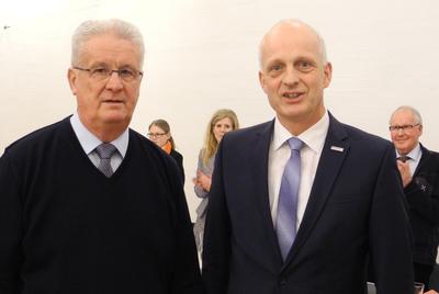 Bild vergr��ern: Nach mehr als 31 Jahren ist Schluss: Zum 31. Dezember 2015 scheidet Waldemar Herr (CDU) als Mitglied des Rates aus. B�rgermeister Christoph Ewers verabschiedete ihn in der j�ngsten Ratssitzung.