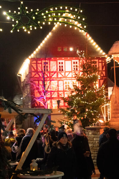 Bild vergr��ern: Stimmungsvoll beleuchtet wurde die Alte Vogtei nach 5 Jahren Sanierungsarbeiten endlich wieder vollst�ndig in das Marktgeschehen integriert.