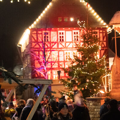 Bild vergr��ern: Stimmungsvoll beleuchtet wurde die Alte Vogtei nach 5 Jahren Sanierungsarbeiten endlich wieder vollst�ndig in das Marktgeschehen integriert.