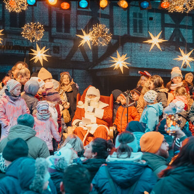 Bild vergr��ern: Ein H�hepunkt f�r die jungen Weihnachtsmarktbesucherinnen und -besucher: Der Nikolaus kam am Sonntag zum Burbacher Lichterzauber.