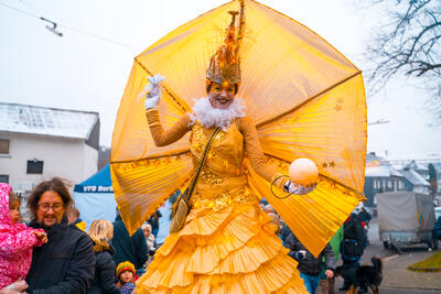 Bild vergr��ern: Die goldene Lichtfee verzauberte die gro�en und kleinen Besucherinnen und Besucher zwischen R�mer und Vogtei.