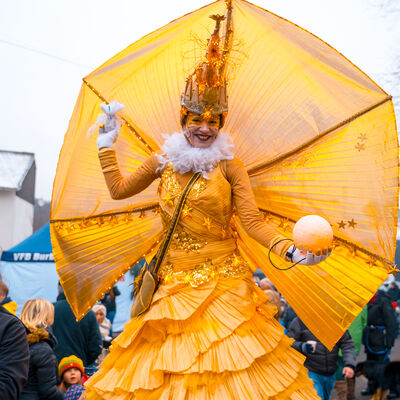 Bild vergr��ern: Die goldene Lichtfee verzauberte die gro�en und kleinen Besucherinnen und Besucher zwischen R�mer und Vogtei.