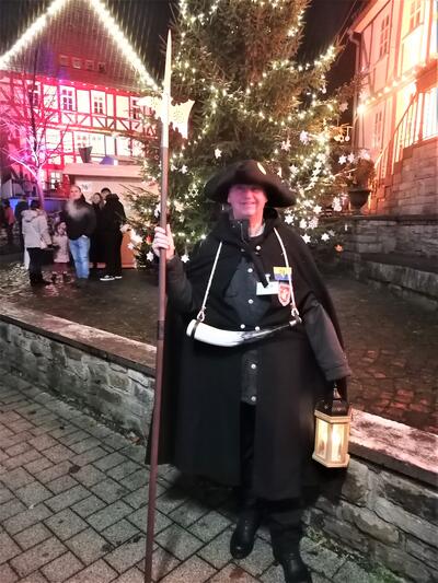 Bild vergr��ern: Bartholom�us f�hrt Besucherinnen und Besucher ein letztes Mal in diesem Jahr im Rahmen der historischen Nachtw�chter-F�hrung durch Burbach.
