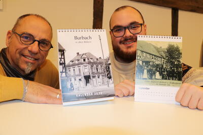Bild vergr��ern: Mario Otterbach (l.) und Nabil Rezgui haben in vielen Stunden die Fotos f�r den Kalender 2023 �Burbach in alten Bildern� ausgesucht und zusammengestellt.