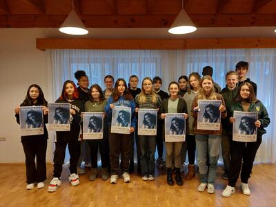 Bild vergr��ern: Im BK-Jugendfreizeitheim Netphen-Beienbach: Bei einem Ausbildungswochenende haben sich die 15- bis 17-j�hrigen Peer Guides schon einmal kennengelernt und auf die Begleitungen durch die Ausstellung vorbereitet. Aber auch wer nicht daran teilgenommen hat, kann noch Peer Guide werden.