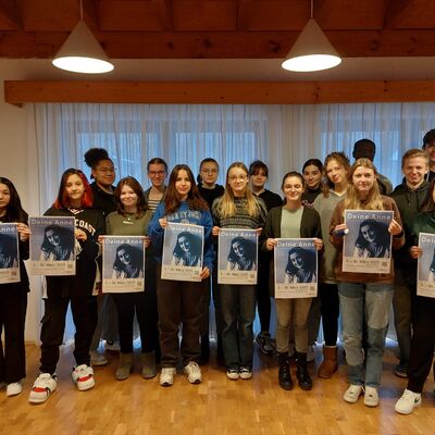 Bild vergr��ern: Im BK-Jugendfreizeitheim Netphen-Beienbach: Bei einem Ausbildungswochenende haben sich die 15- bis 17-j�hrigen Peer Guides schon einmal kennengelernt und auf die Begleitungen durch die Ausstellung vorbereitet. Aber auch wer nicht daran teilgenommen hat, kann noch Peer Guide werden.