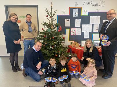 Bild vergr��ern: v.l.n.r.: Dr. Andrea Grote (Sch�n & Co-Kinder-Stiftung), Ralf Pohlmann (Sachgebietsleiter Kreisjugendamt), Andree Schmidt (Dezernent Stadt Siegen), Kinder der DRK-Kindertagesst�tte �Kr�nchenkids� in Siegen, Heide Heinecke-Henrich (Fachberatung DRK-Kreisverband Siegen-Wittgenstein) und R�diger Simon (buero.de Handel Region Mitte GmbH)