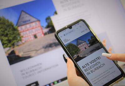 Bild vergr��ern: Ob auf dem PC oder dem Smartphone - die neue Homepage der Alten Vogtei sorgt auf allen Endger�ten f�r eine gute �bersicht und eine einfache Navigation.