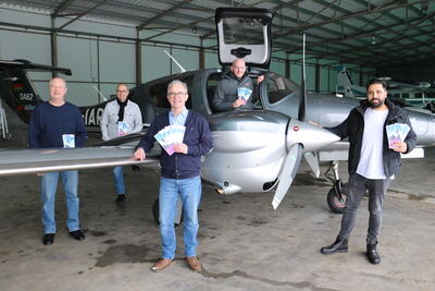 Bild vergr��ern: Mit ihnen hebt Burbach ab (v.l.): Henning H�rtel (Kayfly), Mario Otterbach (Tourist-Information), Klaus Irle (Gesch�ftsf�hrer Flughafen-GmbH), Yannick Hombach (Air Alliance) und Cengiz Adig�zel (Toscana St�bchen).