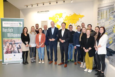 Bild vergr��ern: Burbachs B�rgermeister Christoph Ewers, seine Amtskollegen, die Organisatoren und Vertreter der Unternehmen freuen sich auf ann�hernd 800 Sch�lerinnen und Sch�ler bei der 6. Ausbildungsmesse S�dSiegerland.