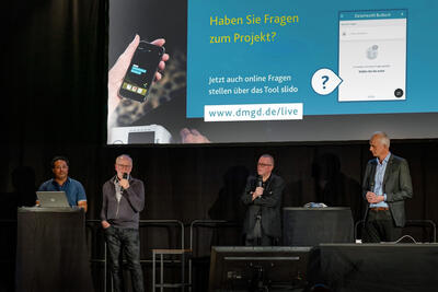 Bild vergr��ern: Holzh�user �rztegespr�ch 2022 zur Telemedizin (v.l.n.r.): Prof. Dr. med. Nabeel Farhan (DMGD-Studienarzt), Prof. Dr. Rainer Br�ck (Inhaber der Professur Medizinische Informatik und Mikrosystementwurf, LWF) , Dr. Olaf Gaus (Gesch�ftsf�hrender Leiter DMGD) und B�rgermeister Christoph Ewers.