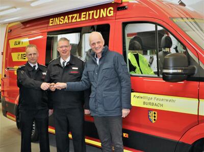 Bild vergr��ern: Einheitsf�hrer Stefan L�hl und Markus Schwarze, Leiter der Feuerwehr Burbach, nehmen von B�rgermeister Christoph Ewers (v.l.) den Schl�ssel entgegen.