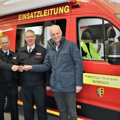 Bild vergr��ern: Einheitsf�hrer Stefan L�hl und Markus Schwarze, Leiter der Feuerwehr Burbach, nehmen von B�rgermeister Christoph Ewers (v.l.) den Schl�ssel entgegen.