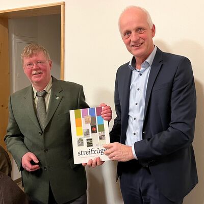 Bild vergr��ern: B�rgermeister Christoph Ewers (r.) �berreichte Michael Abt eine Ausgabe der 