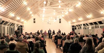 Bild vergr��ern: Rund 100 Burbacherinnen und Burbacher besuchten die Podiumsdiskussion im Burbacher B�rgerhaus.