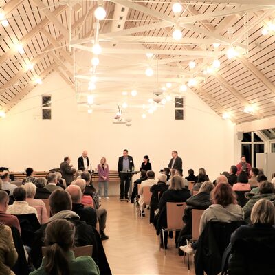 Bild vergr��ern: Rund 100 Burbacherinnen und Burbacher besuchten die Podiumsdiskussion im Burbacher B�rgerhaus.
