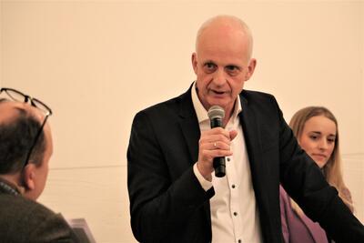 Bild vergr��ern: B�rgermeister Christoph Ewers brachte seine Sorge um die Auswirkungen auf das Umfeld der bordellartigen Einrichtung zum Ausdruck.