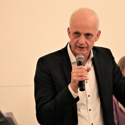 Bild vergr��ern: B�rgermeister Christoph Ewers brachte seine Sorge um die Auswirkungen auf das Umfeld der bordellartigen Einrichtung zum Ausdruck.