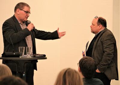 Bild vergr��ern: Pfarrer Jochen Wahl im Gespr�ch mit Moderator Christian Hoffmann. Er sorgt sich vor allem um die schutzbed�rftigen Personen in direkter Nachbarschaft zum Laufhaus.